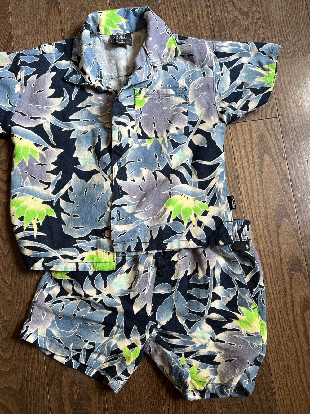 Volcom kids matching set size 4T